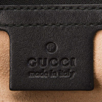 Gucci Umhängetasche aus Leder in Schwarz