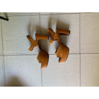 Chie Mihara Sandalen aus Leder in Ocker