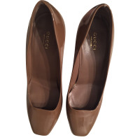 Gucci Pumps/Peeptoes Patent leather in Brown