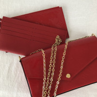 Louis Vuitton Umhängetasche aus Lackleder in Rot