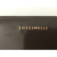 Coccinelle Täschchen/Portemonnaie aus Lackleder in Grau