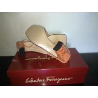Salvatore Ferragamo Sandalen aus Leder in Orange