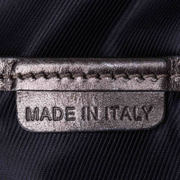 Burberry Umhängetasche aus Leder in Silbern