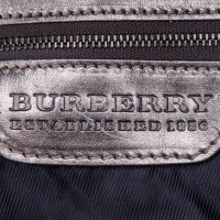 Burberry Umhängetasche aus Leder in Silbern