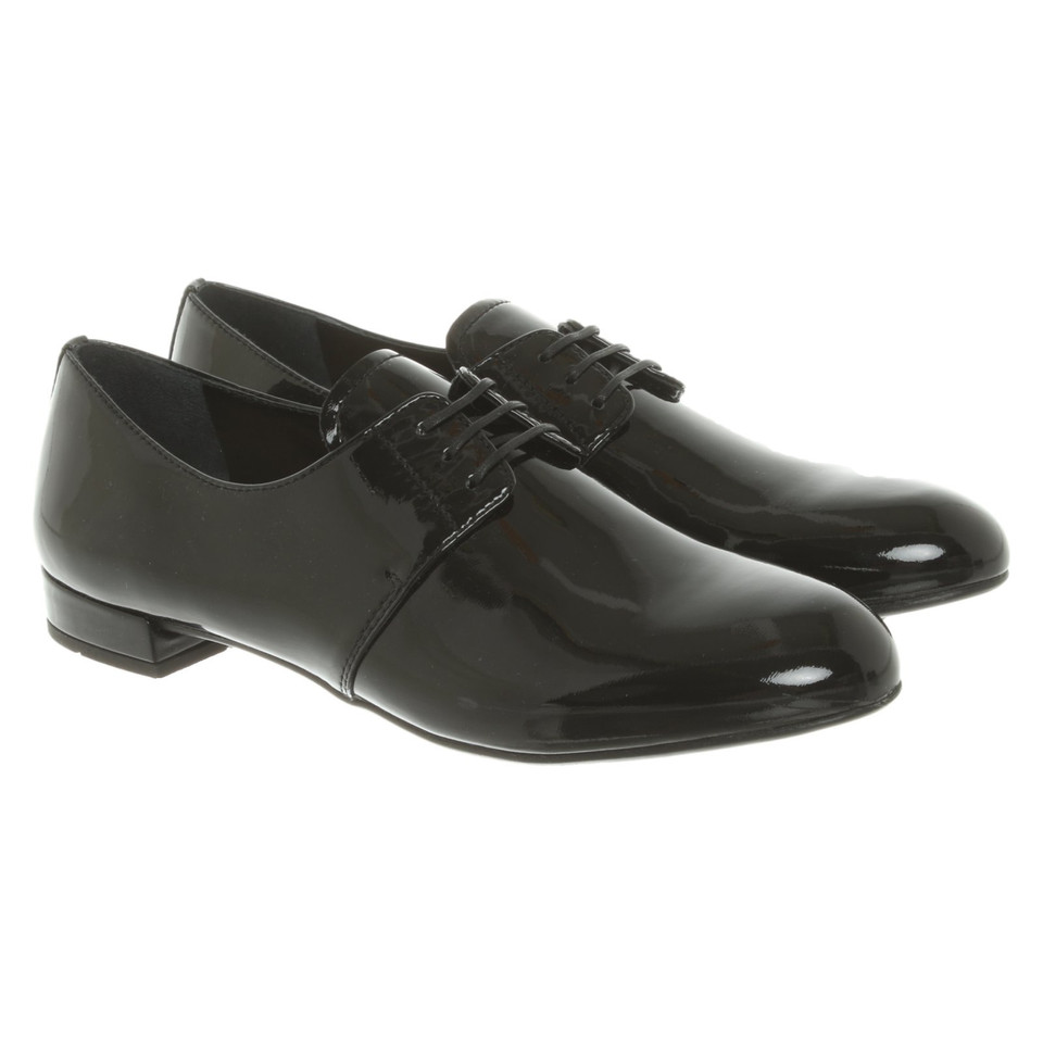 Prada Schnürschuhe aus Lackleder in Schwarz