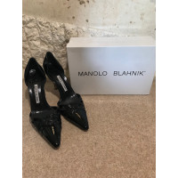 Manolo Blahnik Pumps/Peeptoes aus Lackleder in Schwarz