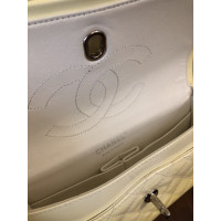 Chanel Flap Bag Lakleer in Geel