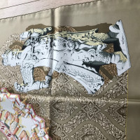Hermès Schal/Tuch aus Seide in Taupe