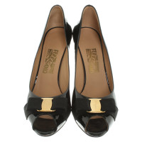 Salvatore Ferragamo Pumps/Peeptoes Lakleer in Zwart