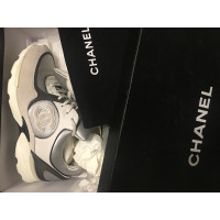 Chanel Sneakers aus Wildleder in Weiß