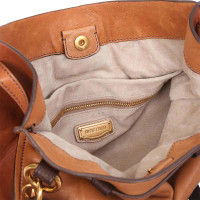 Miu Miu Handtasche aus Leder in Braun