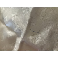 Louis Vuitton Monogram Tuch Zijde in Beige