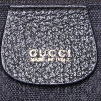 Gucci Umhängetasche aus Wildleder in Grün