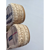 Burberry Sandalen aus Leder in Creme