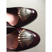 Miu Miu Pumps/Peeptoes aus Lackleder in Bordeaux