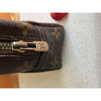 Louis Vuitton Clutch aus Leder in Braun