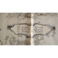Hermès Echarpe/Foulard en Soie en Beige