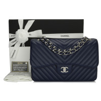 Chanel Classic Flap Bag Medium aus Leder in Blau