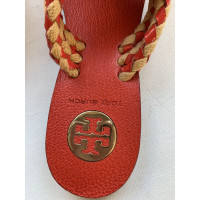 Tory Burch Sandalen aus Leder in Rot