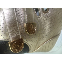Louis Vuitton Sneakers Leer in Goud