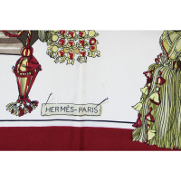 Hermès Echarpe/Foulard en Soie en Bordeaux