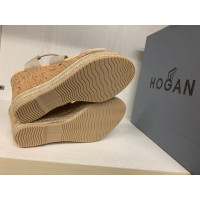 Hogan Sandalen aus Wildleder in Beige