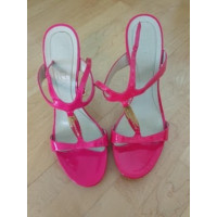 Alexander McQueen Sandalen aus Lackleder in Rosa / Pink