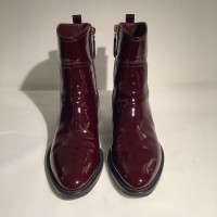 Chanel Stiefeletten aus Lackleder in Bordeaux