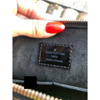 Louis Vuitton Alma Patent leather in Black