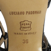 Luciano Padovan Sandalen aus Lackleder in Schwarz