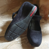 Prada Chaussures compensées en Daim en Noir