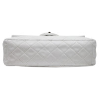 Chanel "Classic Maxi Flap Bag" in bianco