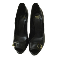 Moschino Cheap And Chic Pumps/Peeptoes aus Lackleder in Schwarz