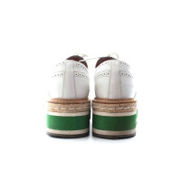 Prada Chaussures à lacets en Cuir en Blanc