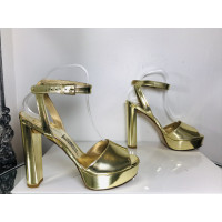 Stuart Weitzman Pumps/Peeptoes Lakleer in Goud