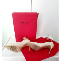 Valentino Garavani Pumps/Peeptoes aus Leder in Creme