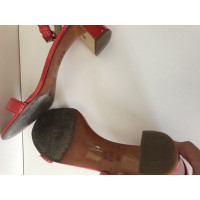 Tory Burch Sandalen aus Lackleder in Rot