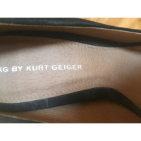 Kurt Geiger Pumps/Peeptoes aus Wildleder in Schwarz