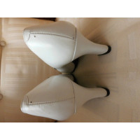 Yves Saint Laurent Pumps/Peeptoes aus Leder in Weiß