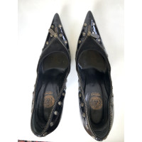 Versace Pumps/Peeptoes aus Lackleder in Schwarz