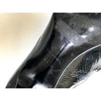 Versace Pumps/Peeptoes aus Lackleder in Schwarz