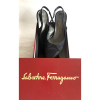 Salvatore Ferragamo Pumps/Peeptoes aus Canvas in Schwarz