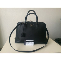 Prada Handtasche aus Leder in Schwarz