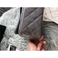 Chanel Classic Flap Bag aus Lackleder in Grau