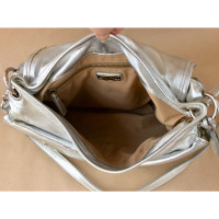 Miu Miu Handtasche aus Leder in Silbern