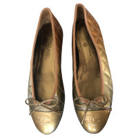 Chanel Slippers/Ballerina's Lakleer in Goud
