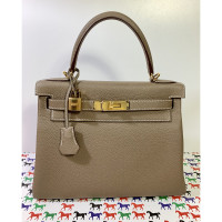 Hermès Kelly Bag 28 aus Leder in Taupe