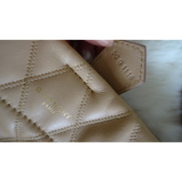 Givenchy Mini GV Bucket Bag aus Leder in Beige