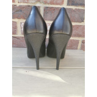 Fendi Pumps/Peeptoes Leer in Zwart