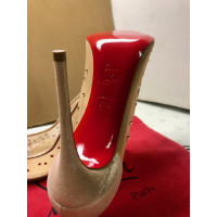 Christian Louboutin Pumps/Peeptoes Leer in Crème